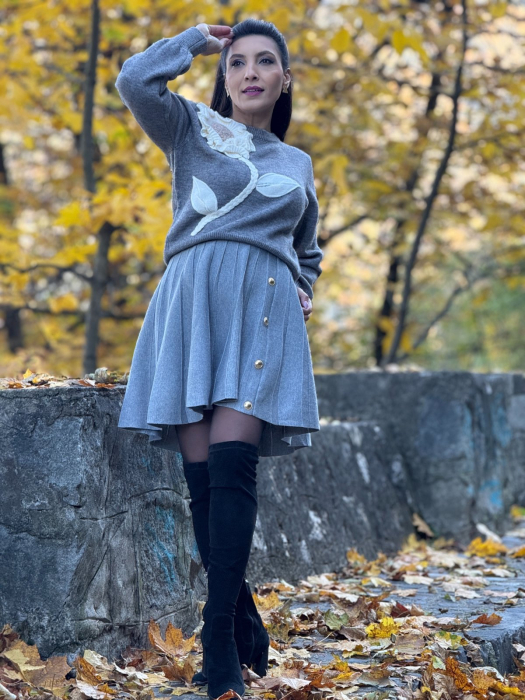 Fusta gri cu nasturi decorativi aurii [5]