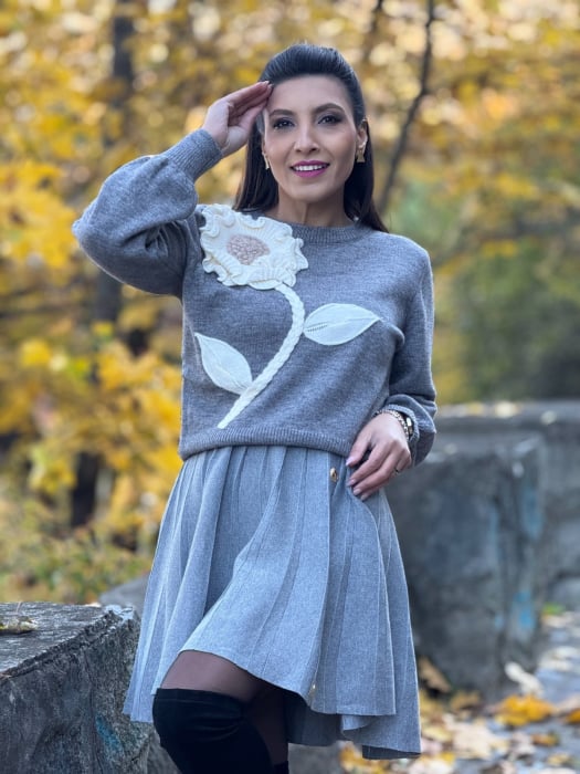 Fusta gri cu nasturi decorativi aurii [4]