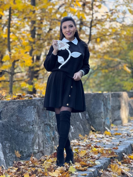 Fusta neagra cu nasturi decorativi aurii [3]