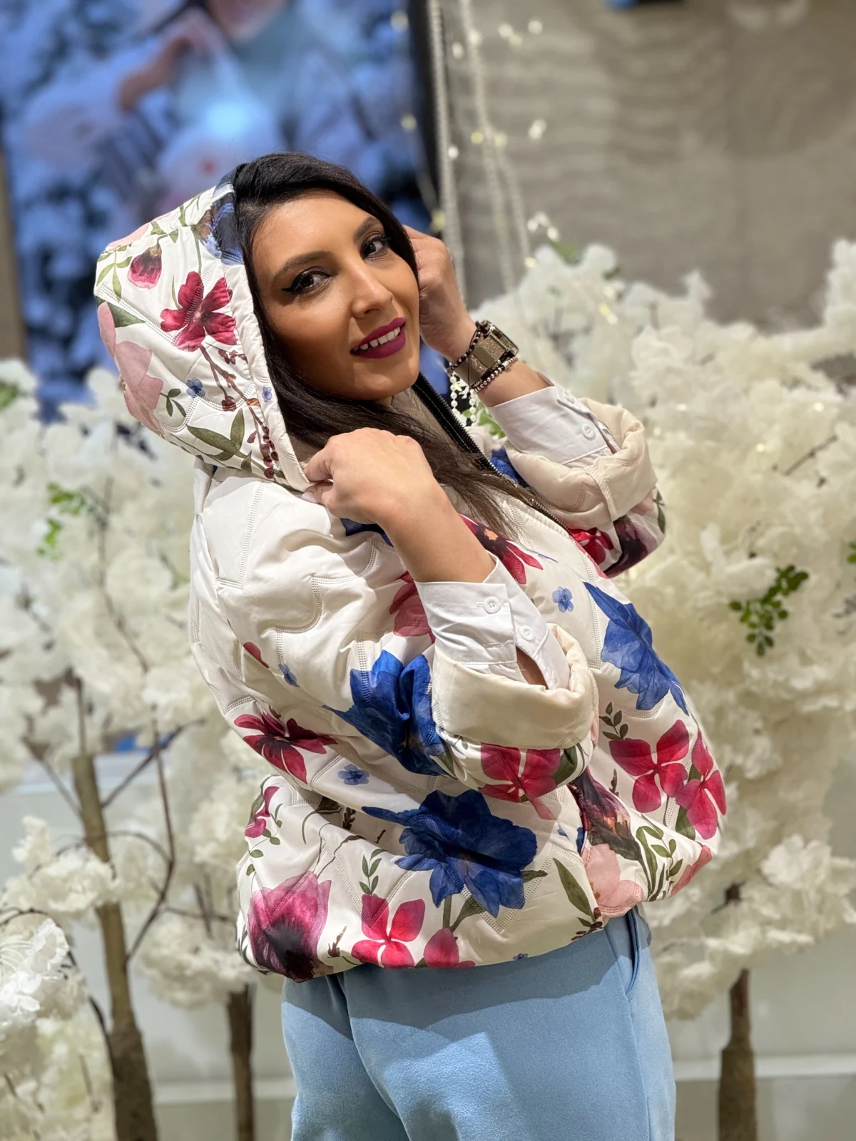 Geaca dama crem cu gluga si imprimeu flori [4]