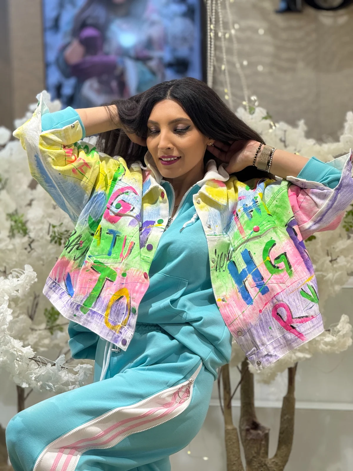 Geaca dama alba cu imprimeu artistic multicolor