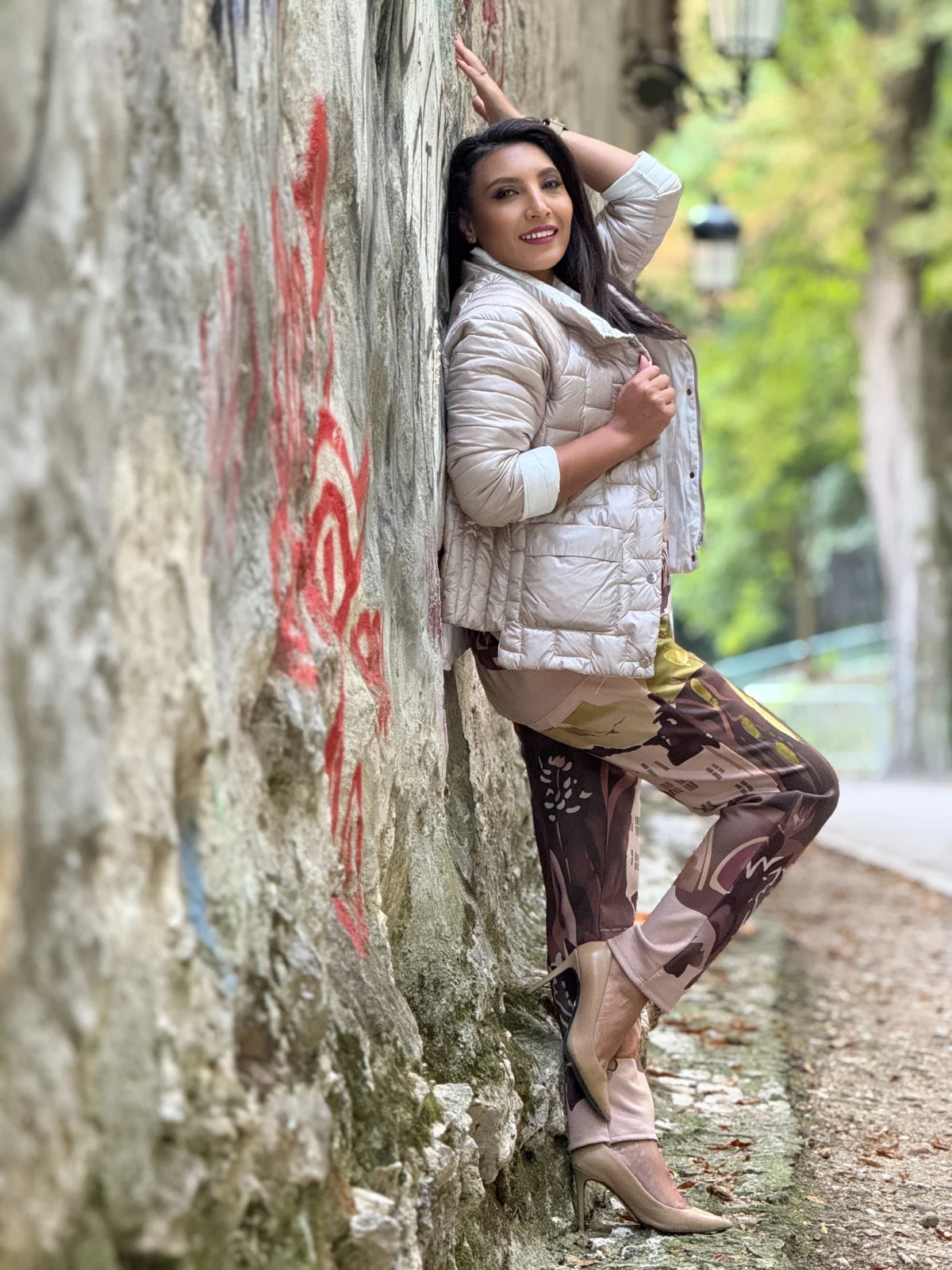 Geaca dama bej asimetrica cu buzunare aplicate si capse [3]