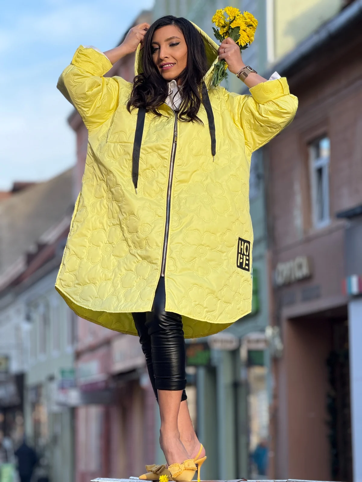 Geaca dama galbena lunga cu broderie florala [6]