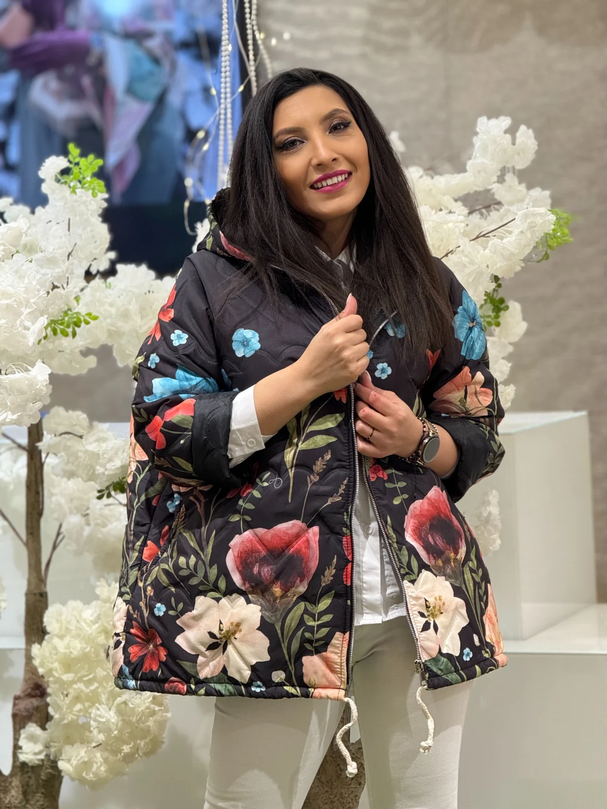 Geaca dama neagra cu gluga si imprimeu flori [3]