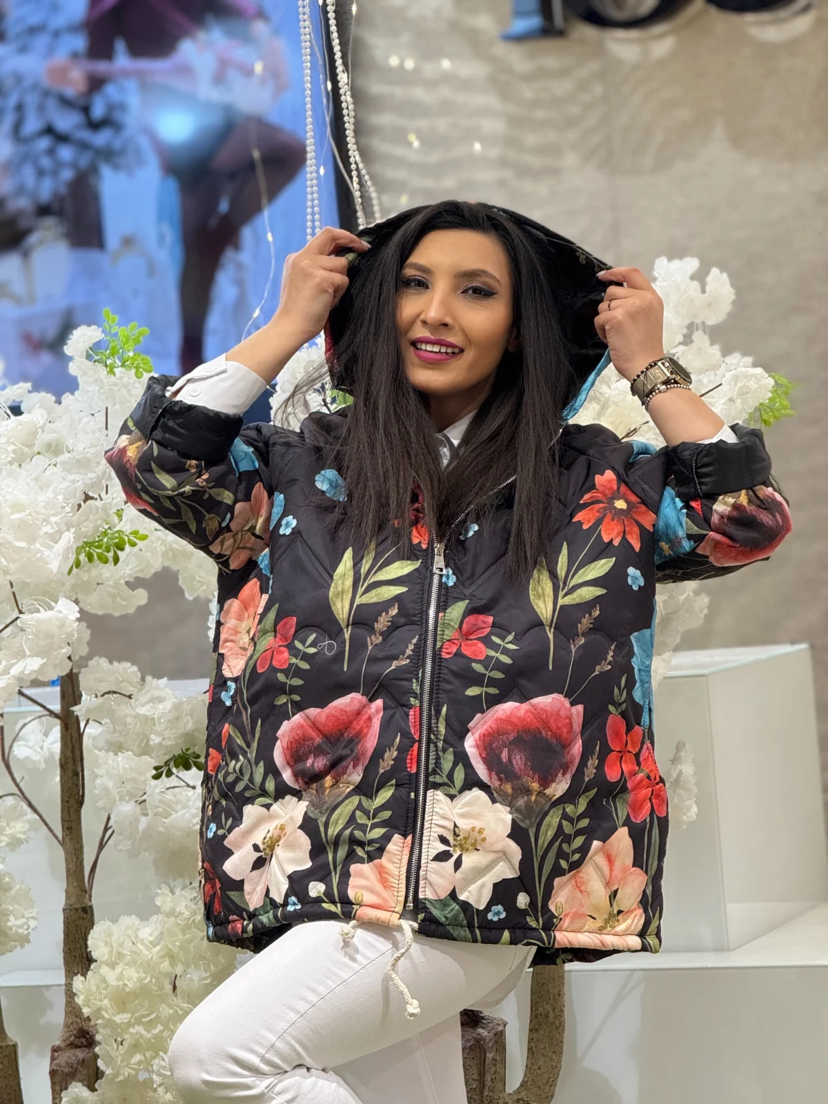 Geaca dama neagra cu gluga si imprimeu flori [5]