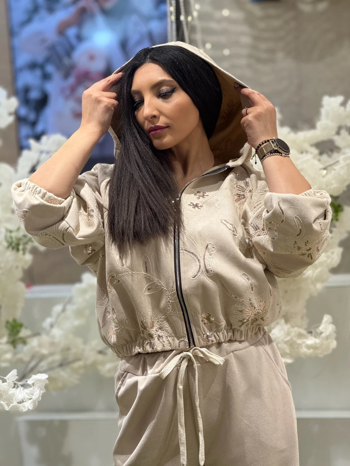 Jacheta dama bej cu gluga si broderii florale [3]