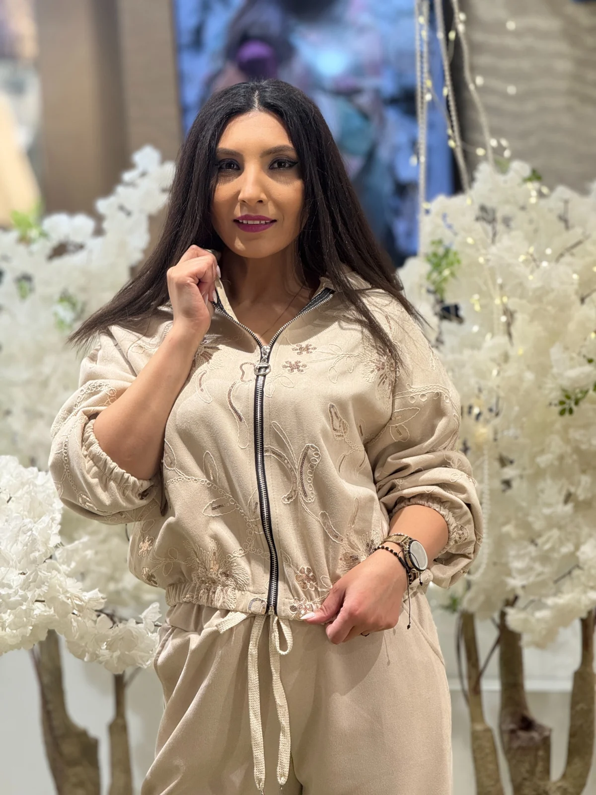 Jacheta dama bej cu gluga si broderii florale