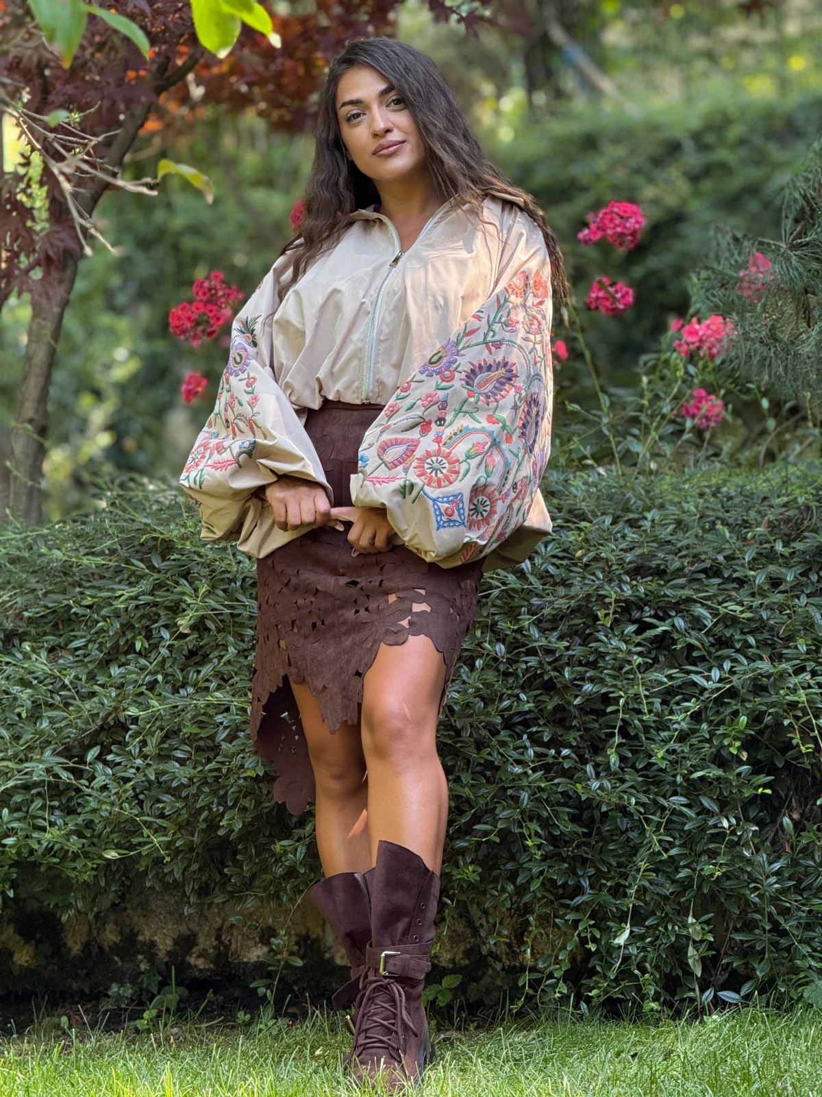 Jacheta dama bej scurta cu imprimeu floral pe maneci [2]