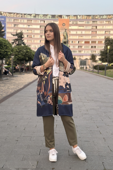 Jacheta dama bleumarin cu fermoar si imprimeu artistic cu accente aurii