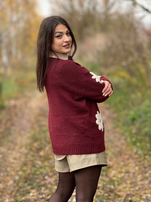 Jacheta dama bordo cu aplicatii flori crosetate [4]