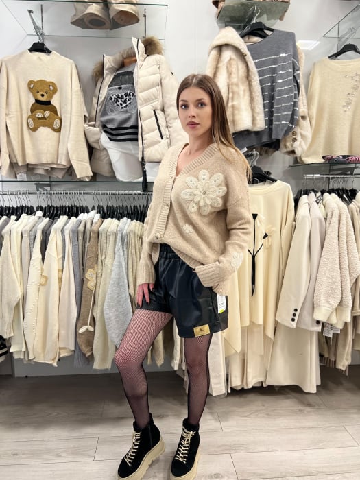 Jacheta dama crem cu aplicatii flori crosetate [1]