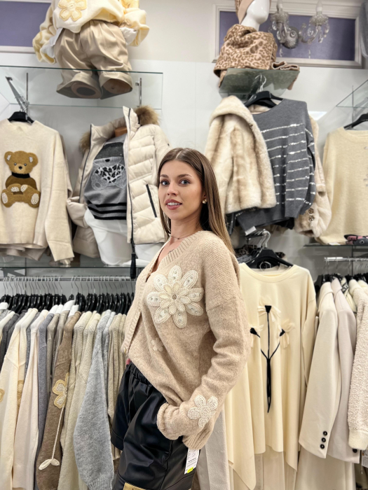 Jacheta dama crem cu aplicatii flori crosetate [2]