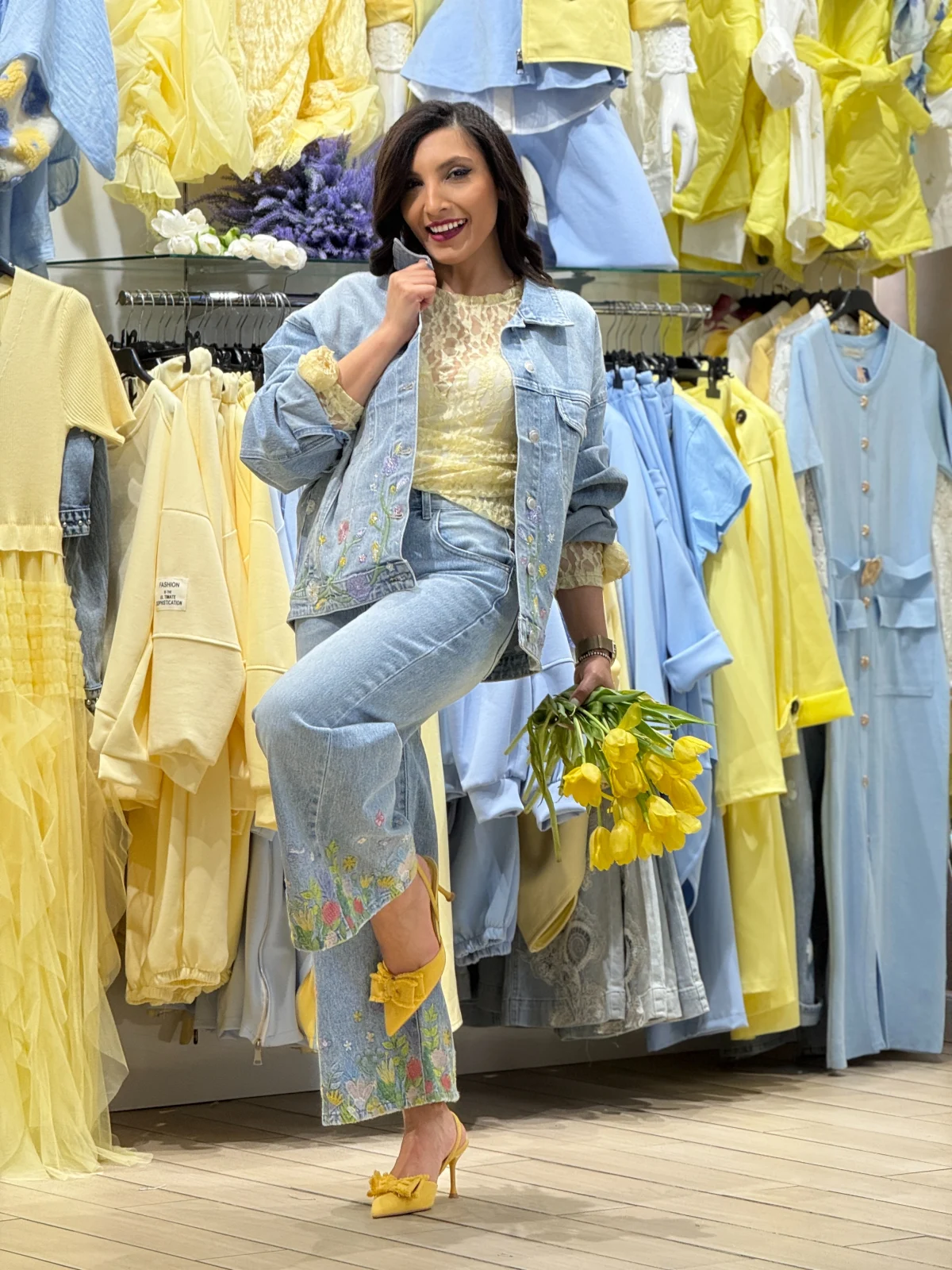 Jacheta dama albastra din denim cu flori brodate [4]