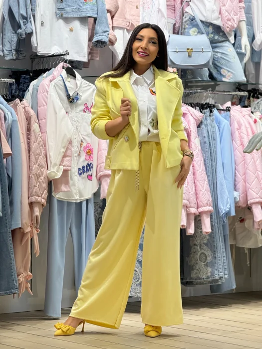 Jacheta dama galbena cu buzunar lateral aplicat oblic [5]