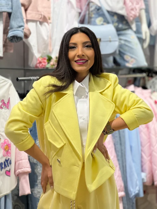 Jacheta dama galbena cu buzunar lateral aplicat oblic [2]