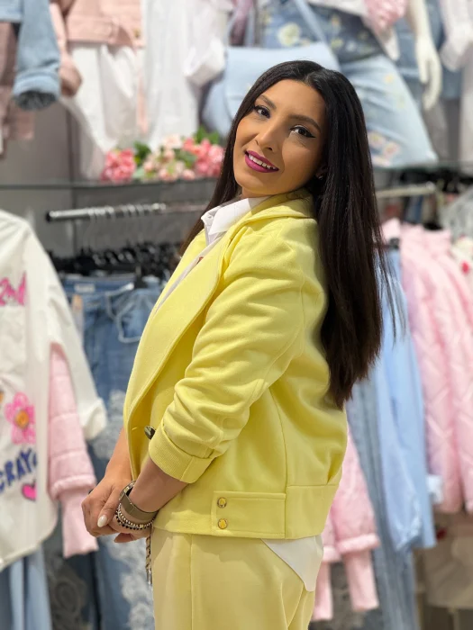 Jacheta dama galbena cu buzunar lateral aplicat oblic [4]