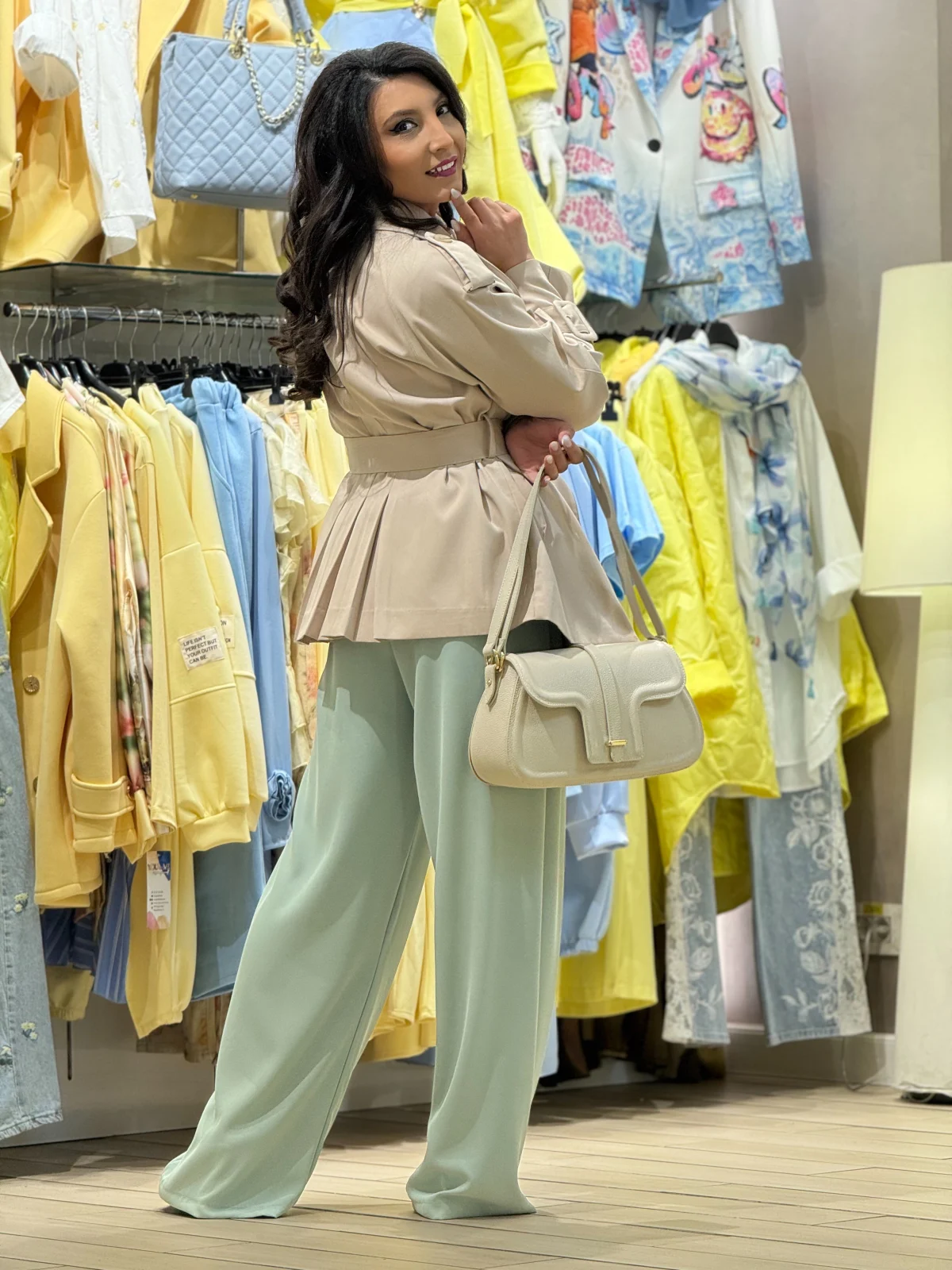 Jacheta dama scurta bej cu cordon in talie [3]