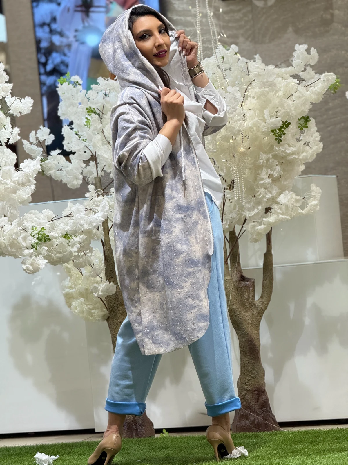 Jacheta dama bej lejera cu gluga si detalii stelate [4]