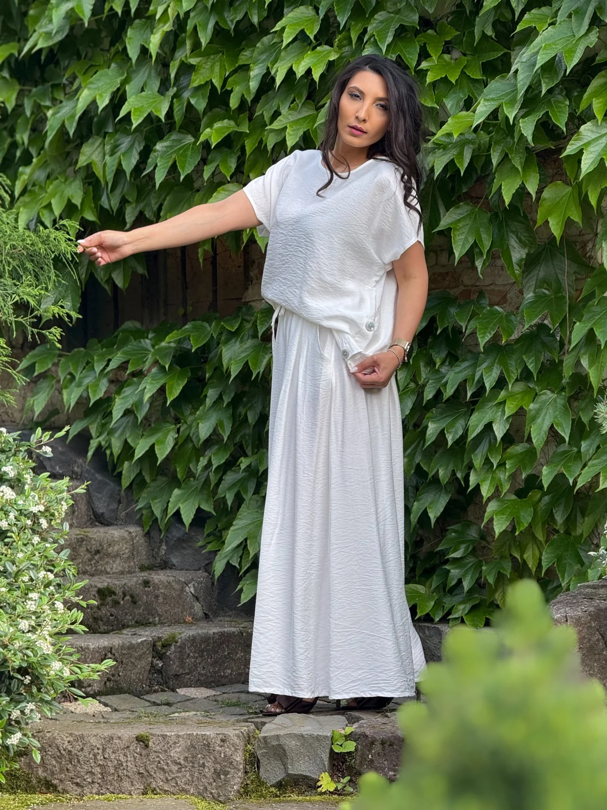 Pantaloni albi evazati cu snur in talie si buzunare [5]