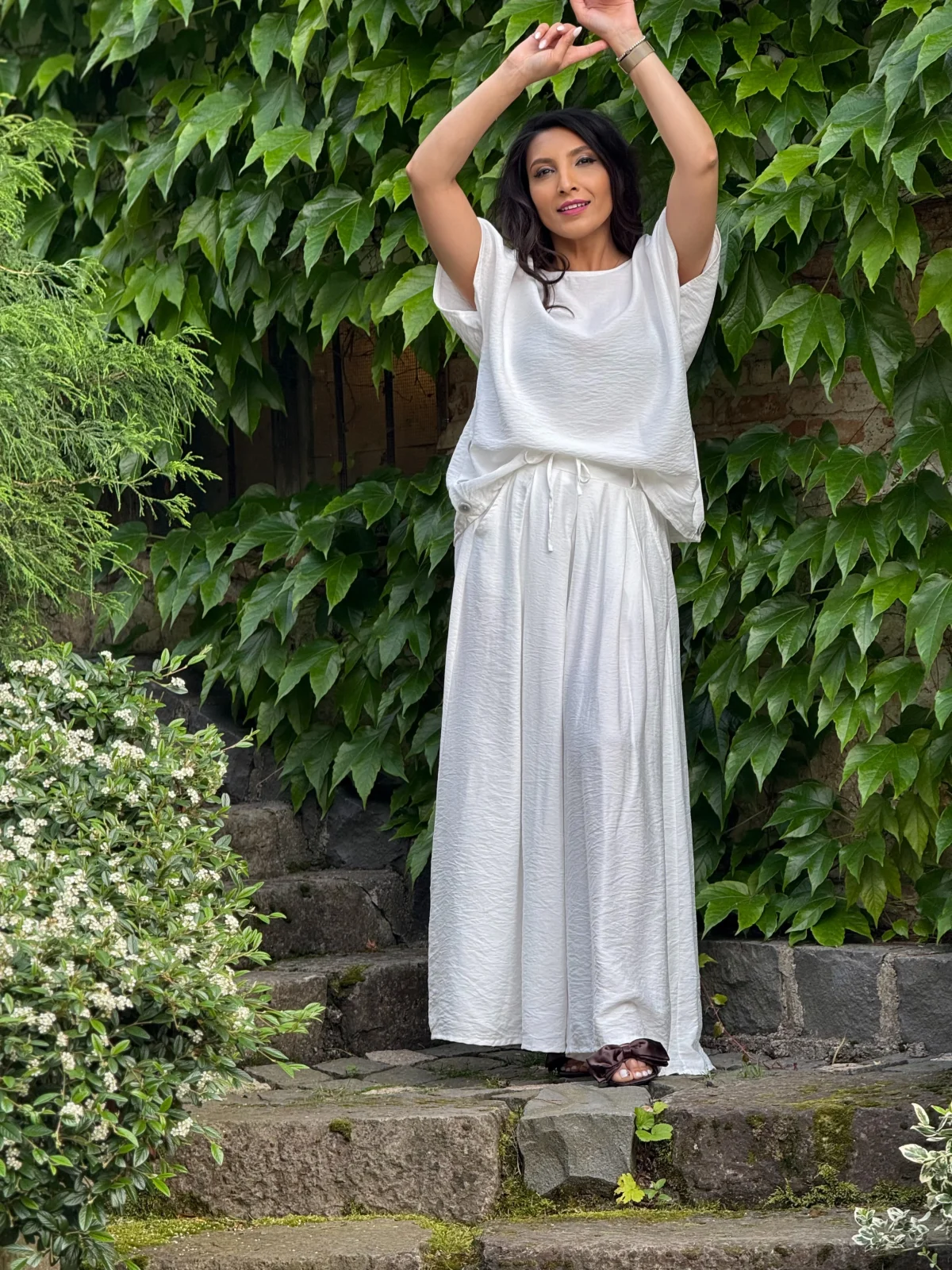 Pantaloni albi evazati cu snur in talie si buzunare [4]