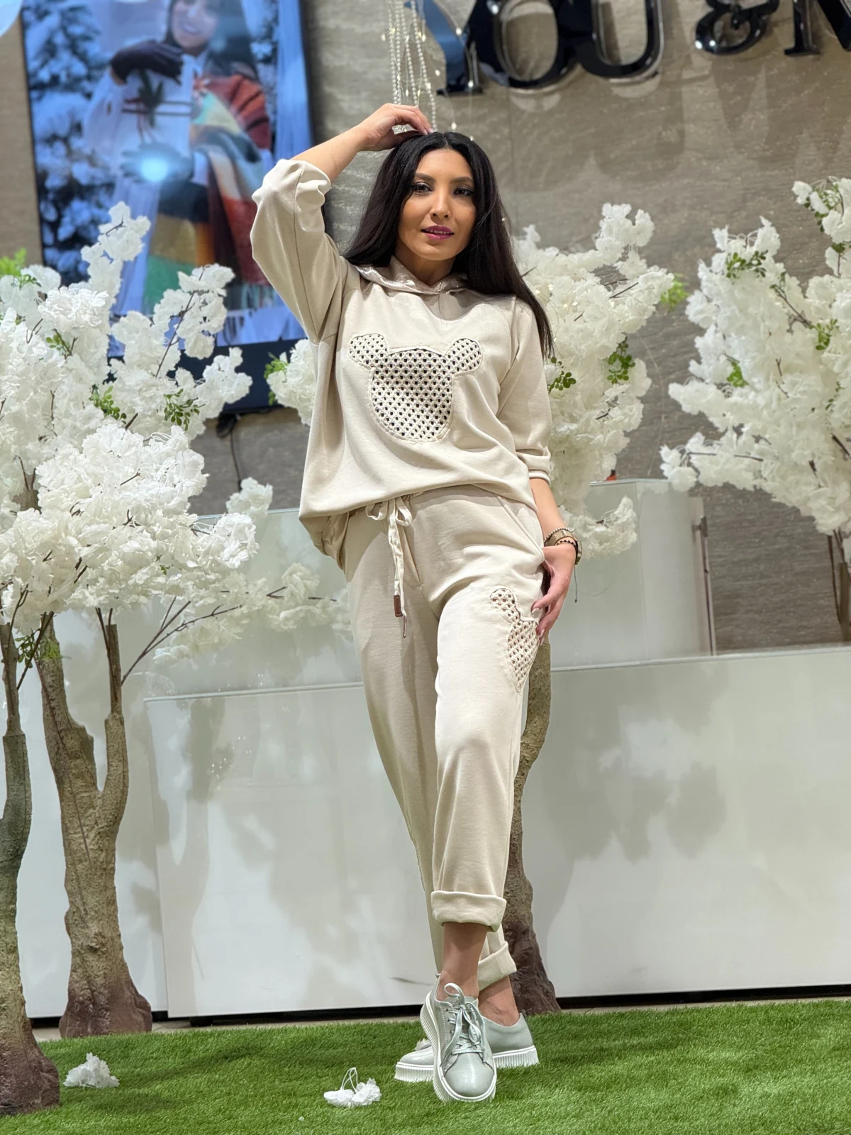 Pantaloni dama bej cu detaliu perforat Mickey Mouse [2]