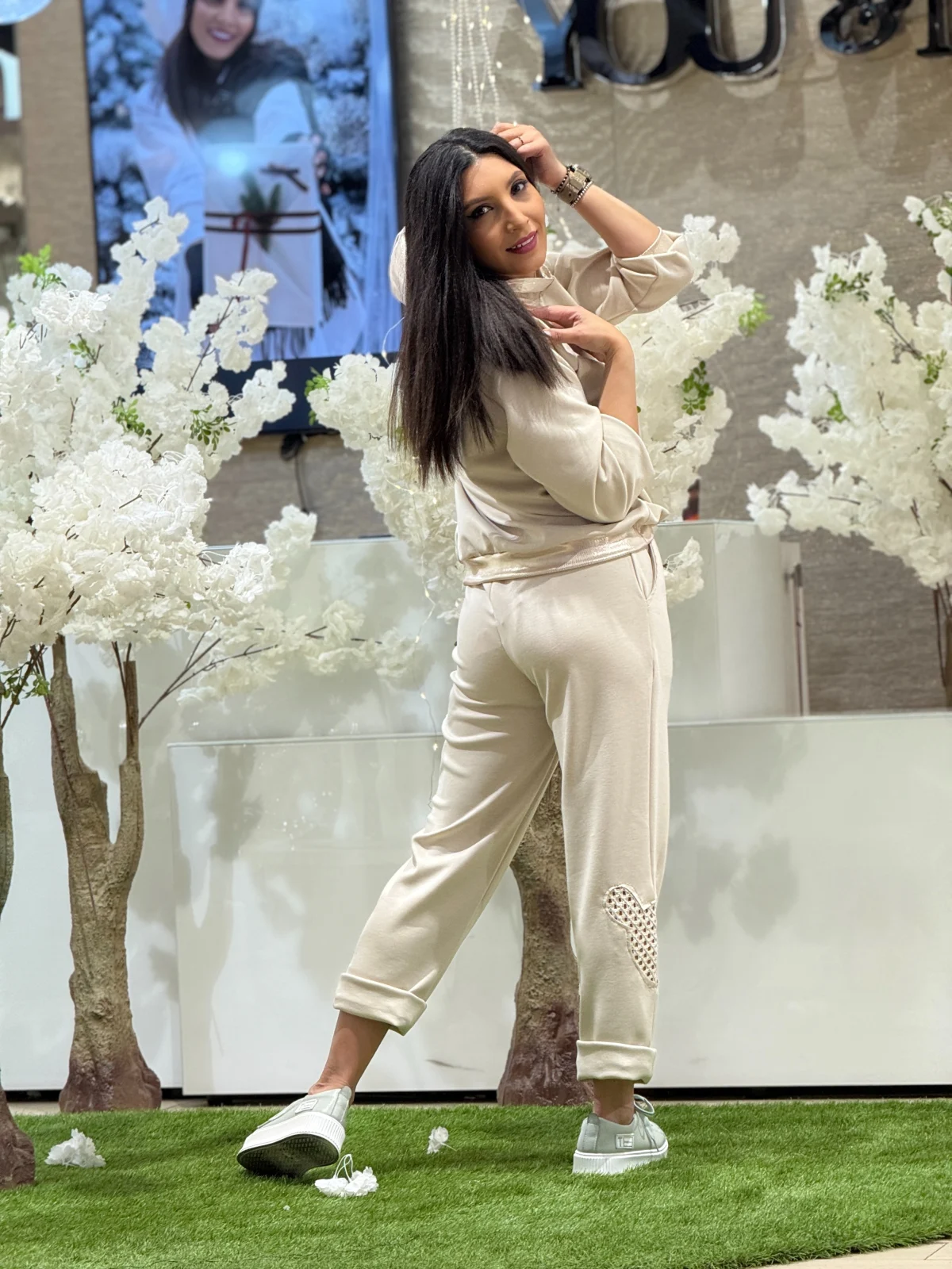 Pantaloni dama bej cu detaliu perforat Mickey Mouse [4]