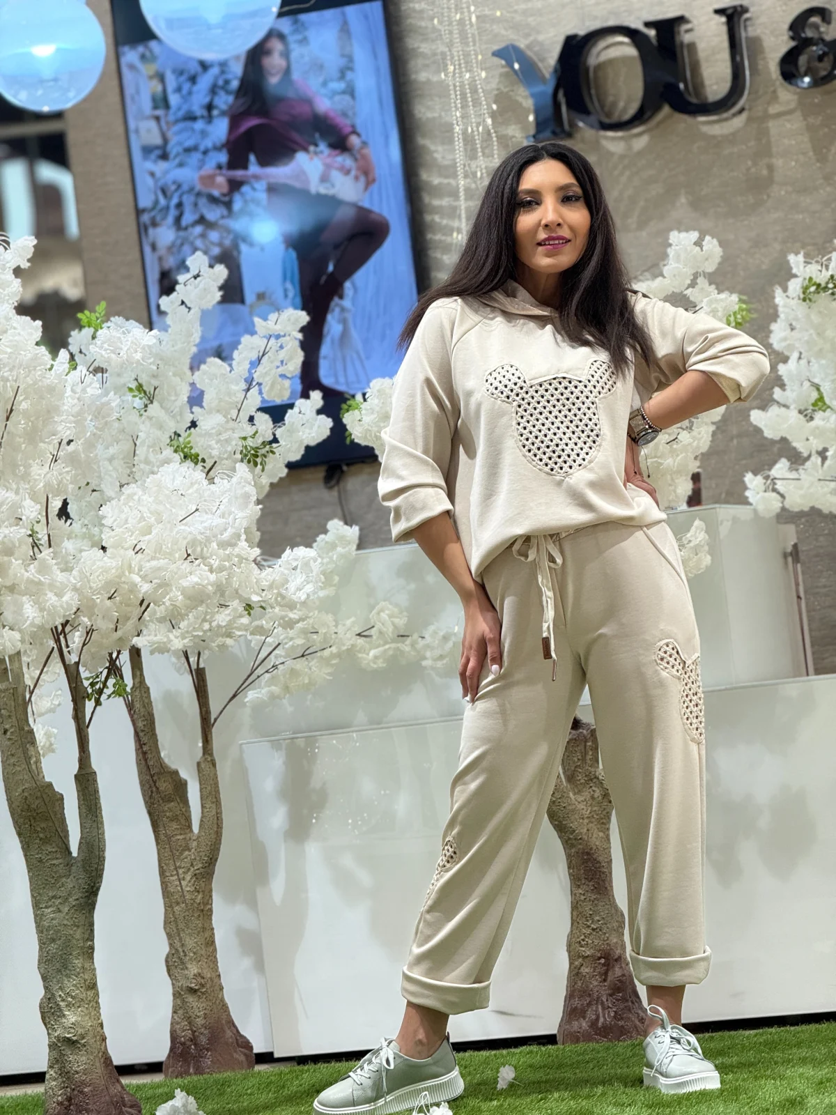 Pantaloni dama bej cu detaliu perforat Mickey Mouse