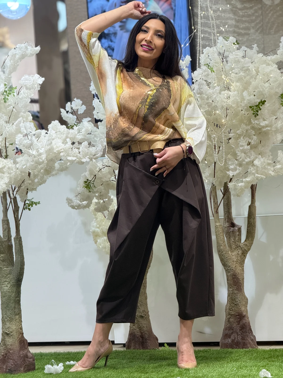 Pantaloni dama maro cu detaliu petrecut si curea in talie