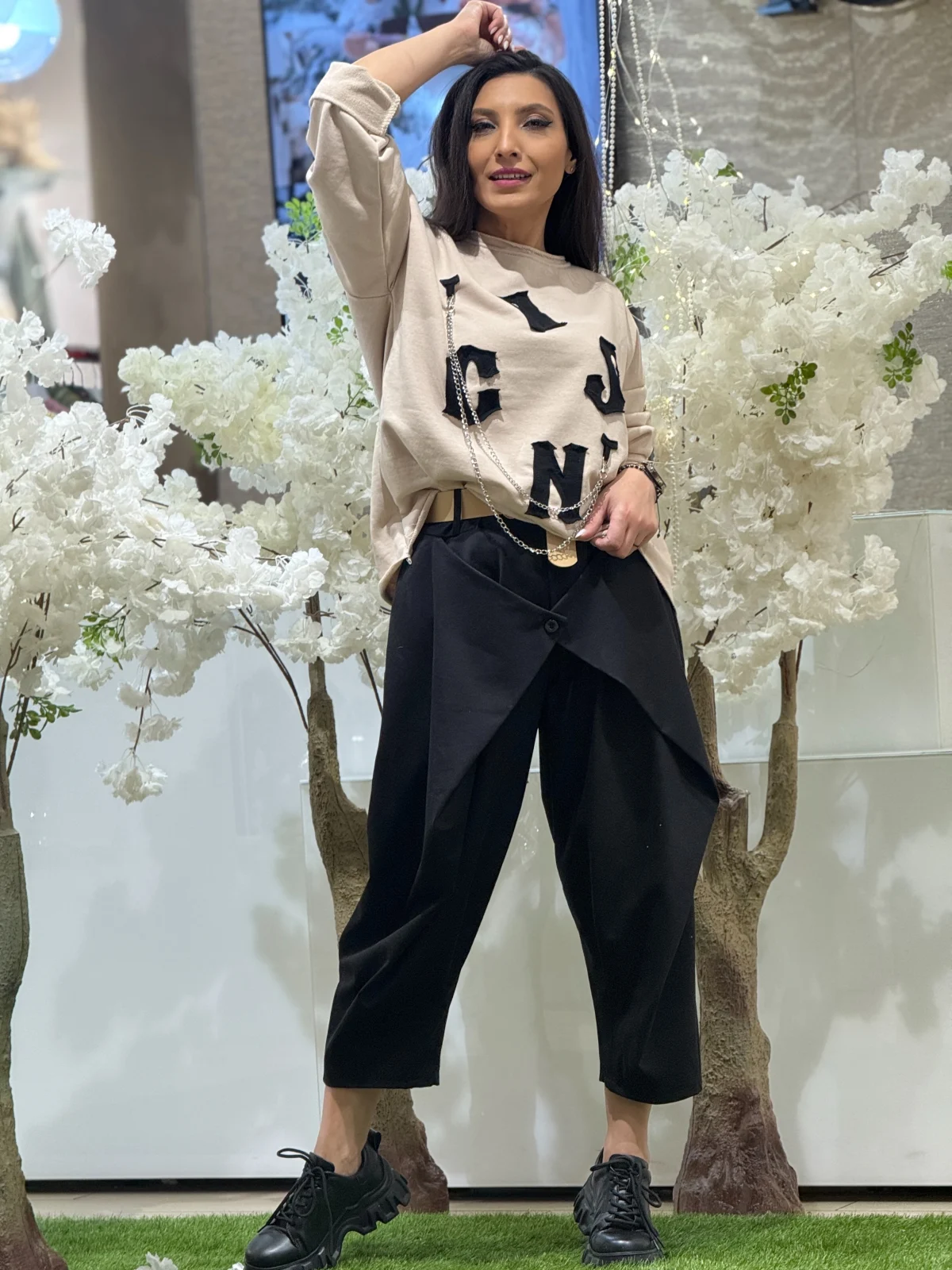 Pantaloni dama negri cu detaliu petrecut si curea in talie [2]