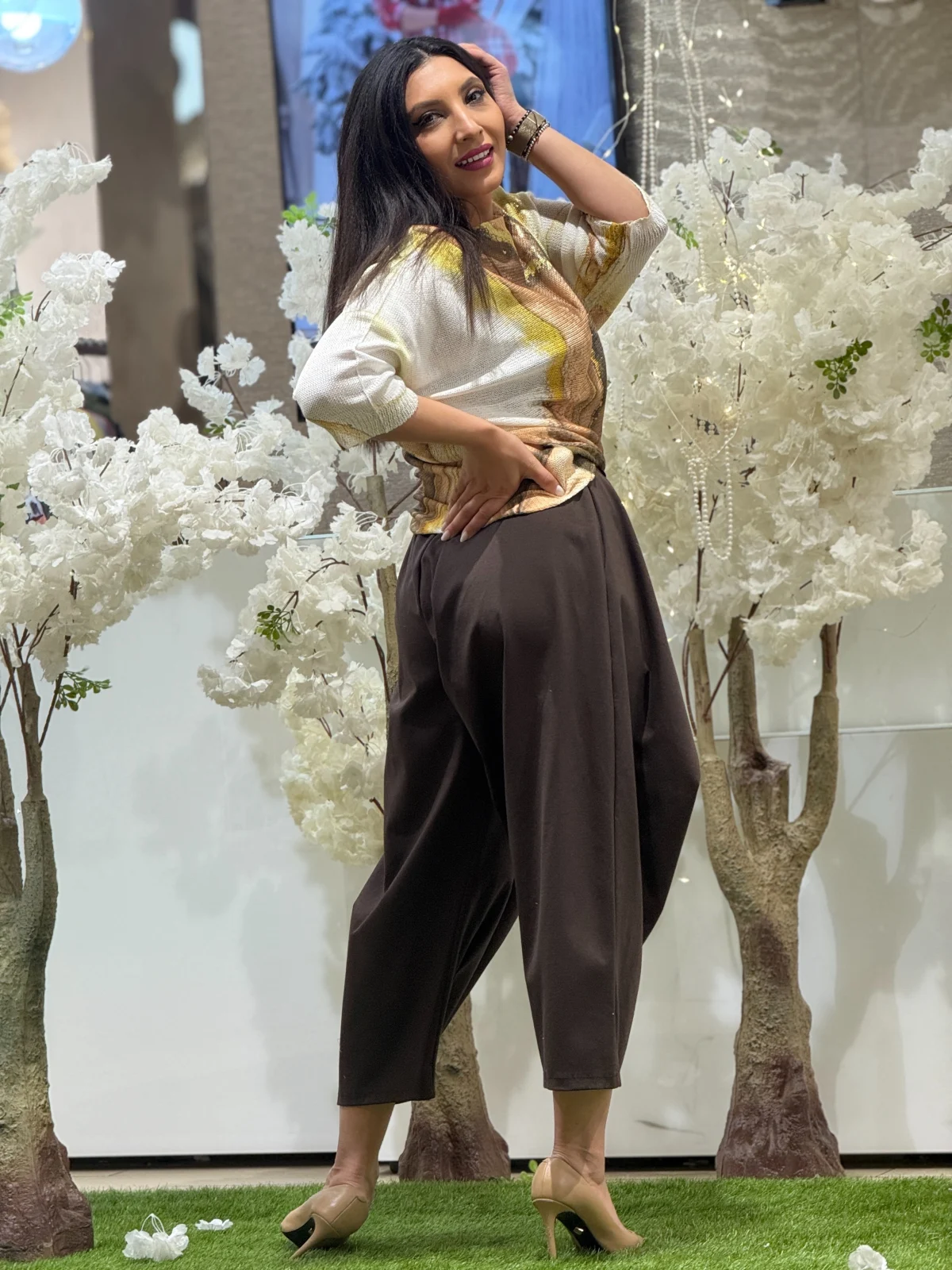 Pantaloni dama maro cu detaliu petrecut si curea in talie [4]