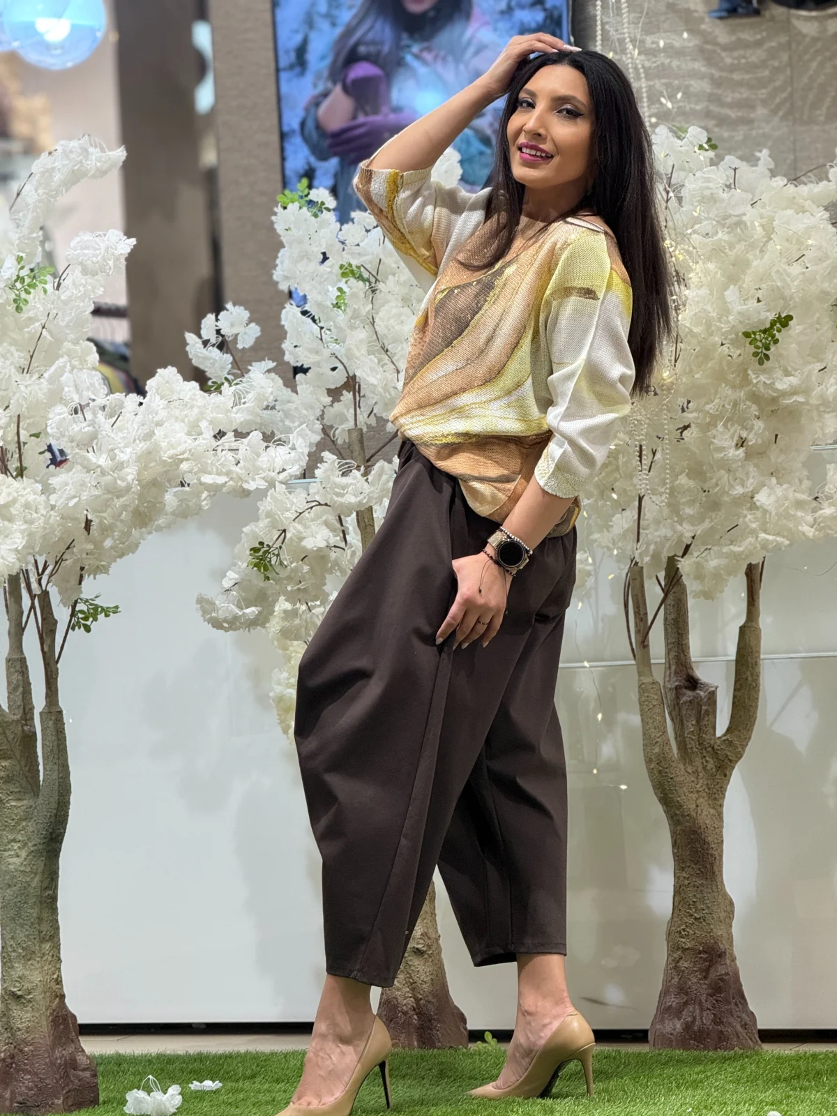 Pantaloni dama maro cu detaliu petrecut si curea in talie [3]