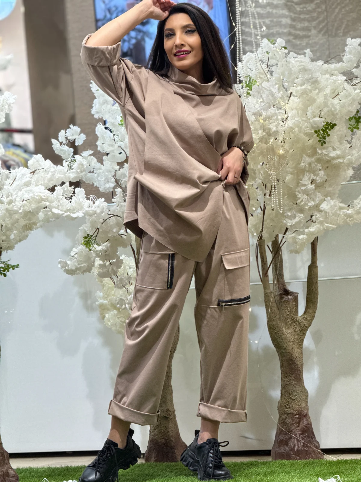 Pantaloni dama bej cu talie elastica si buzunare cargo [2]