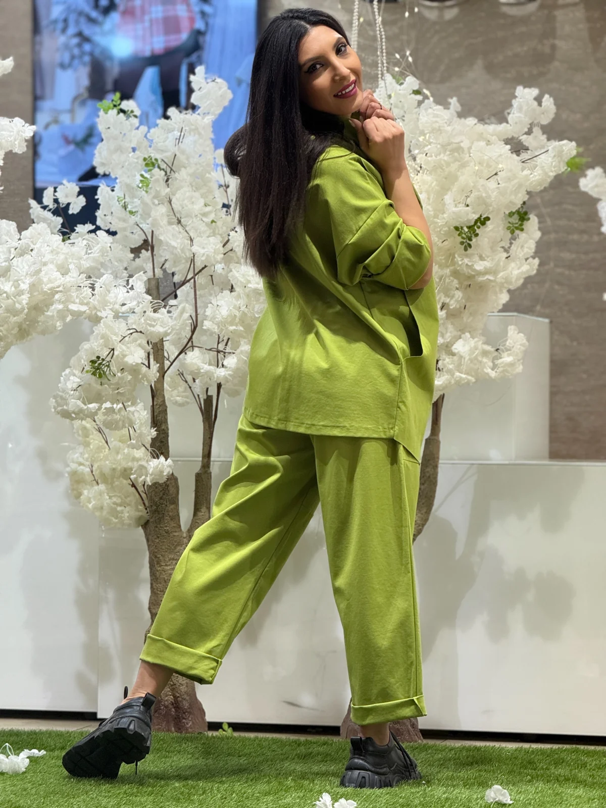 Pantaloni dama verzi cu talie elastica si buzunare cargo [5]