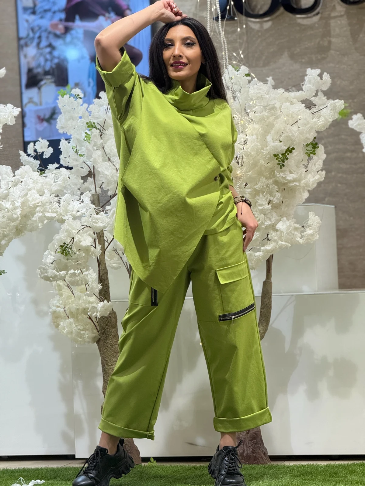 Pantaloni dama verzi cu talie elastica si buzunare cargo