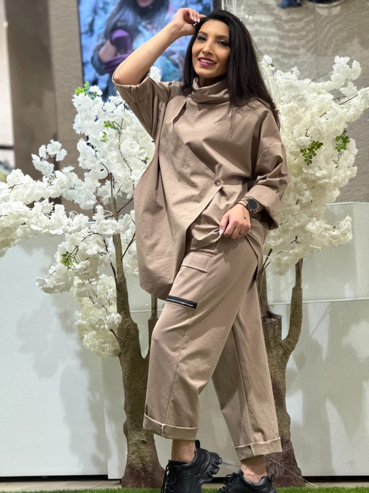 Pantaloni dama bej cu talie elastica si buzunare cargo [3]