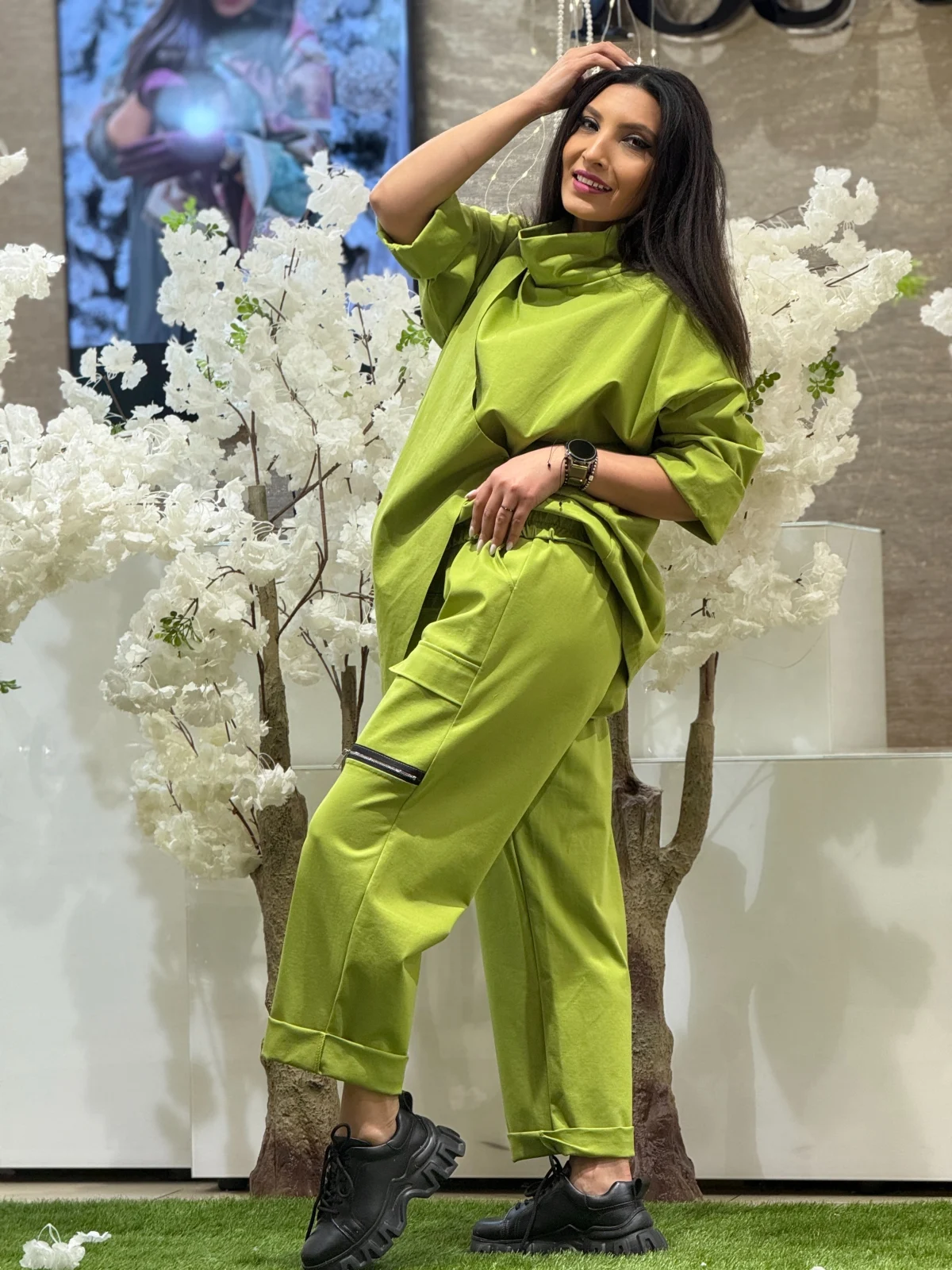 Pantaloni dama verzi cu talie elastica si buzunare cargo [4]