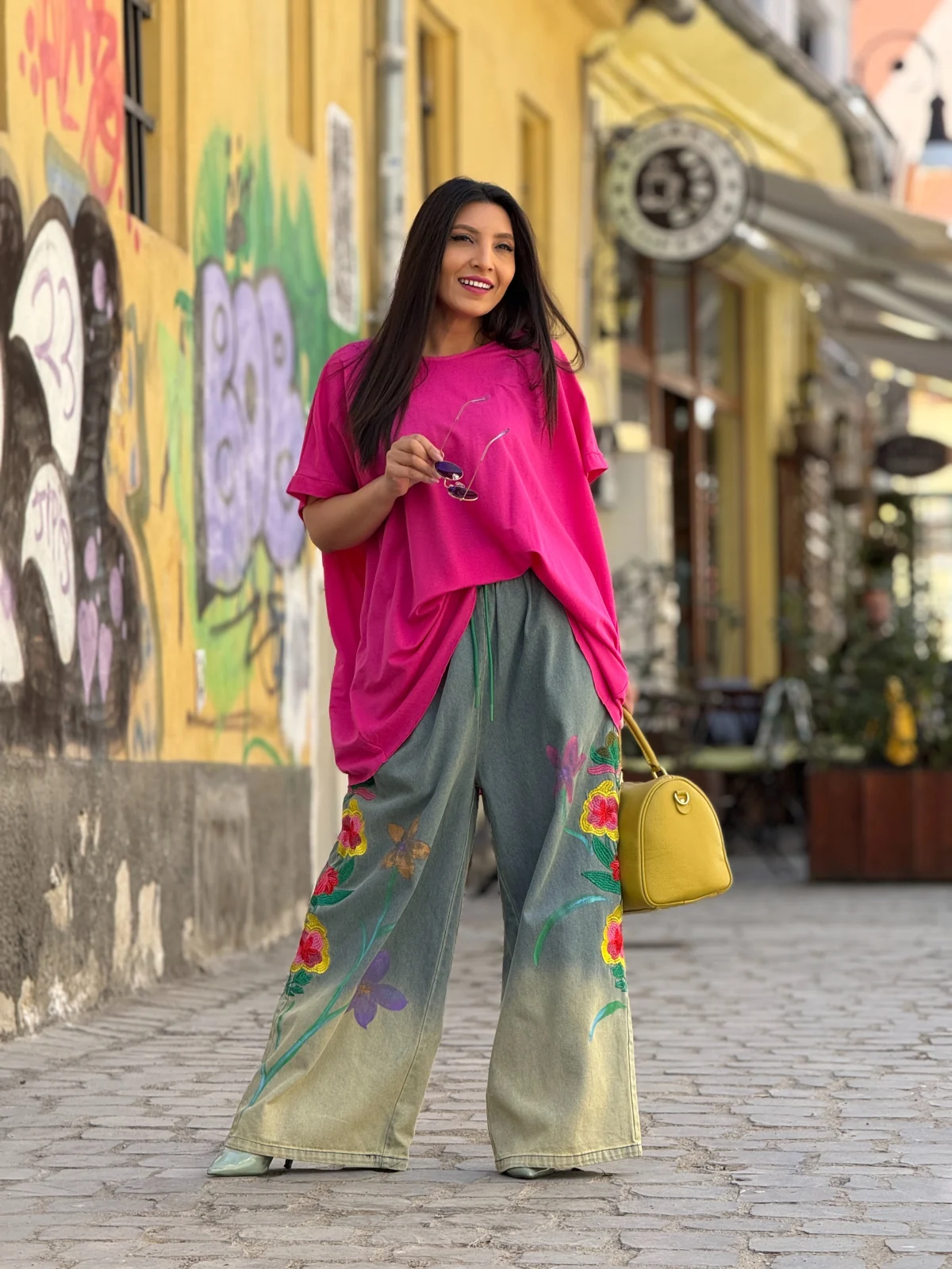 Pantaloni dama albastri evazati cu broderie florala laterala [4]