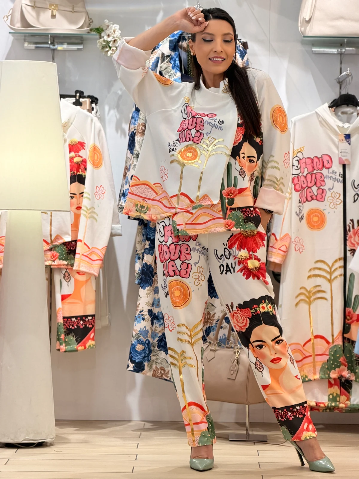 Pantaloni dama albi cu imprimeu Frida Khalo [4]