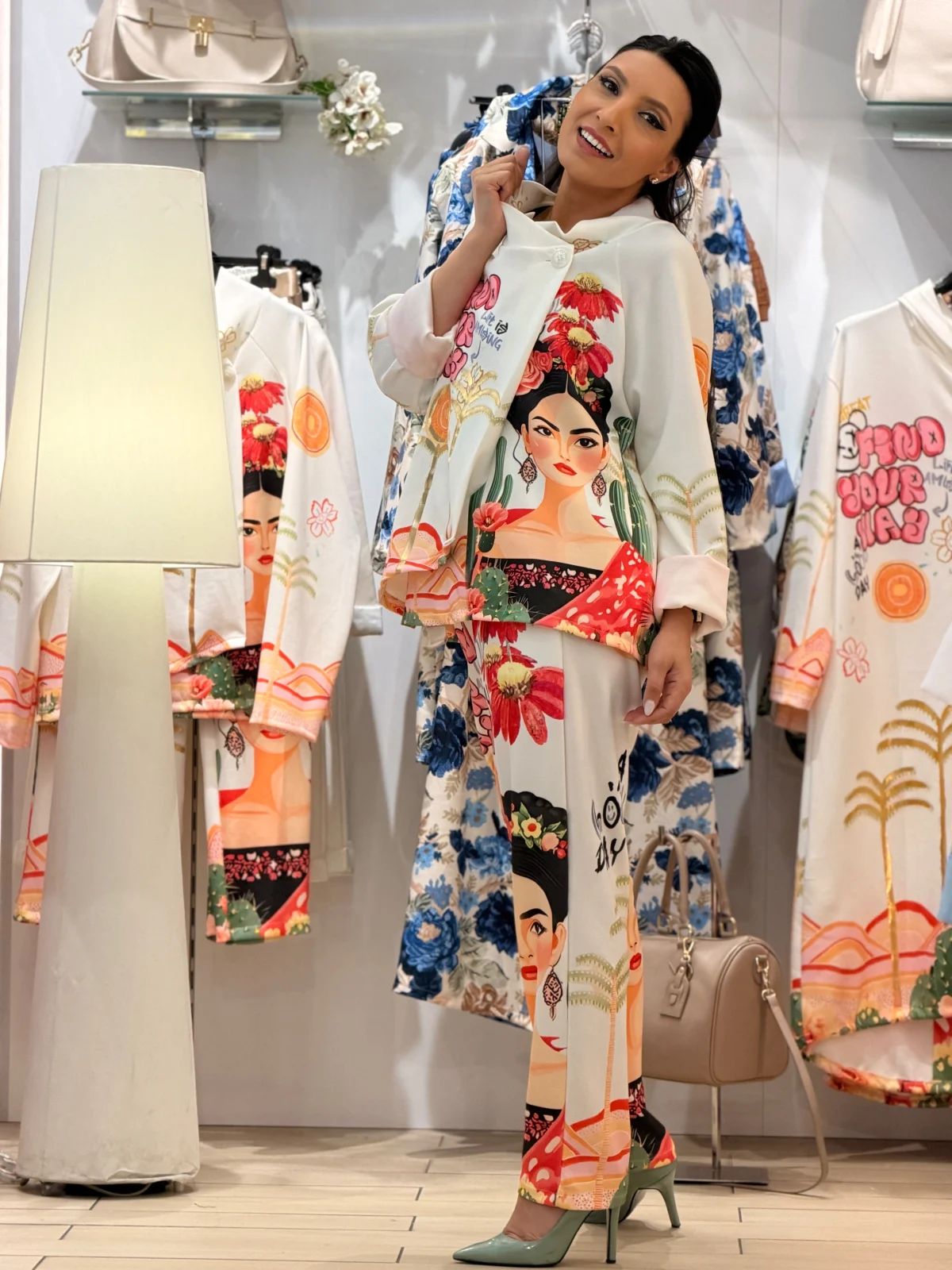 Pantaloni dama albi cu imprimeu Frida Khalo [3]