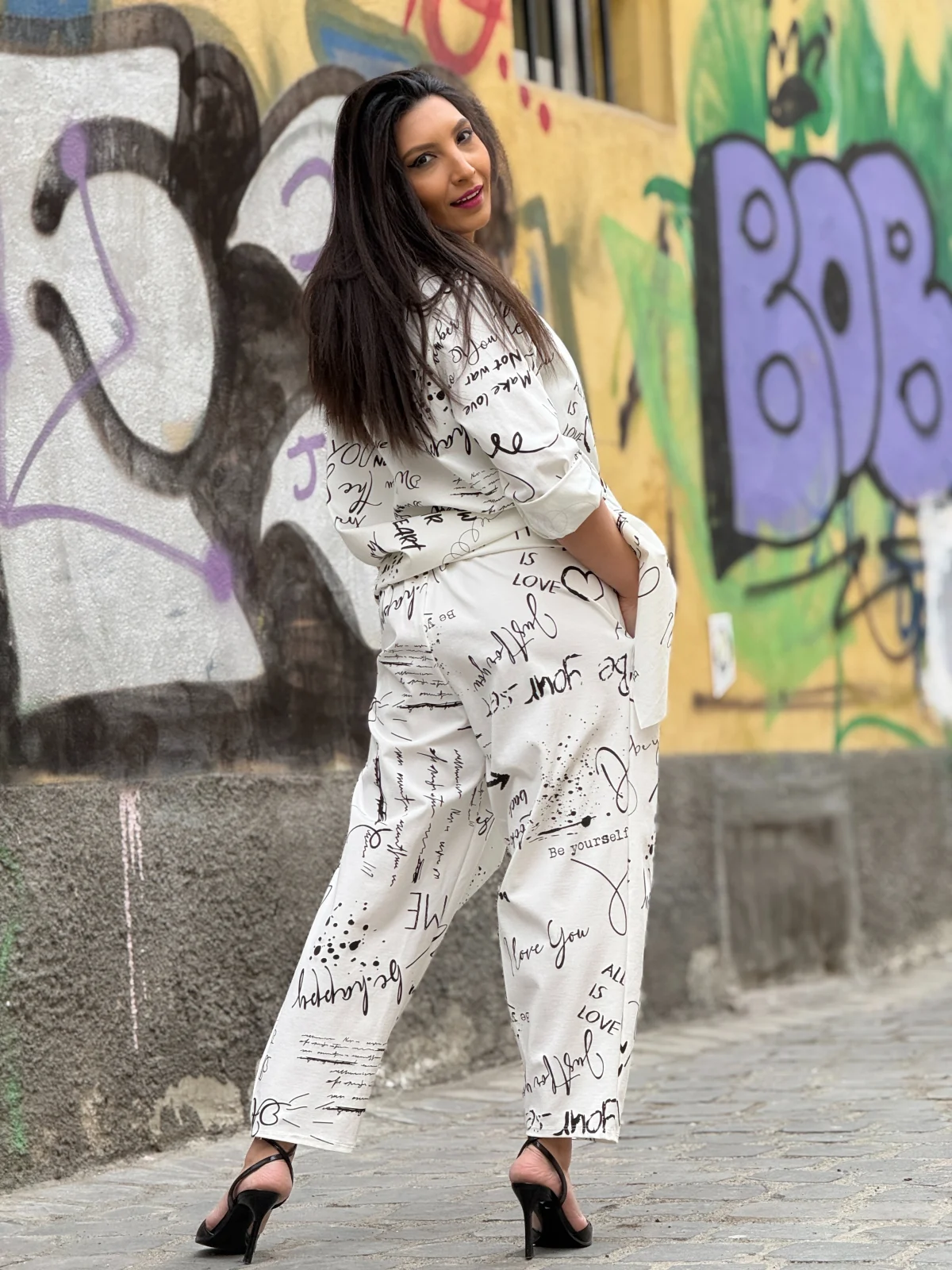 Pantaloni dama albi cu imprimeu grafic negru [6]