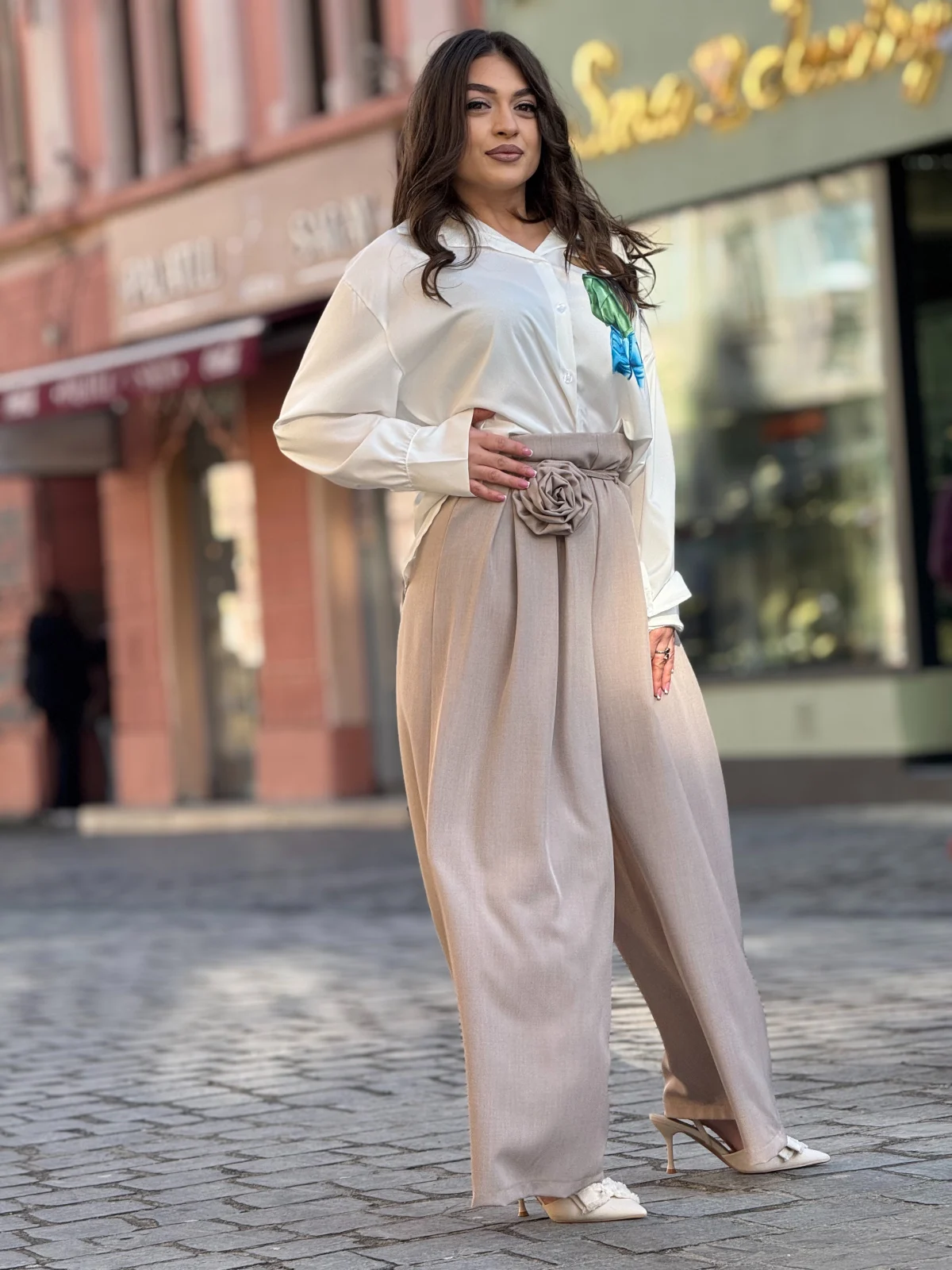 Pantaloni dama bej eleganti cu talie accentuata si brosa detasabila [3]