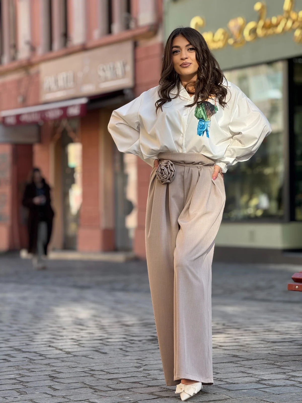 Pantaloni dama bej eleganti cu talie accentuata si brosa detasabila [4]