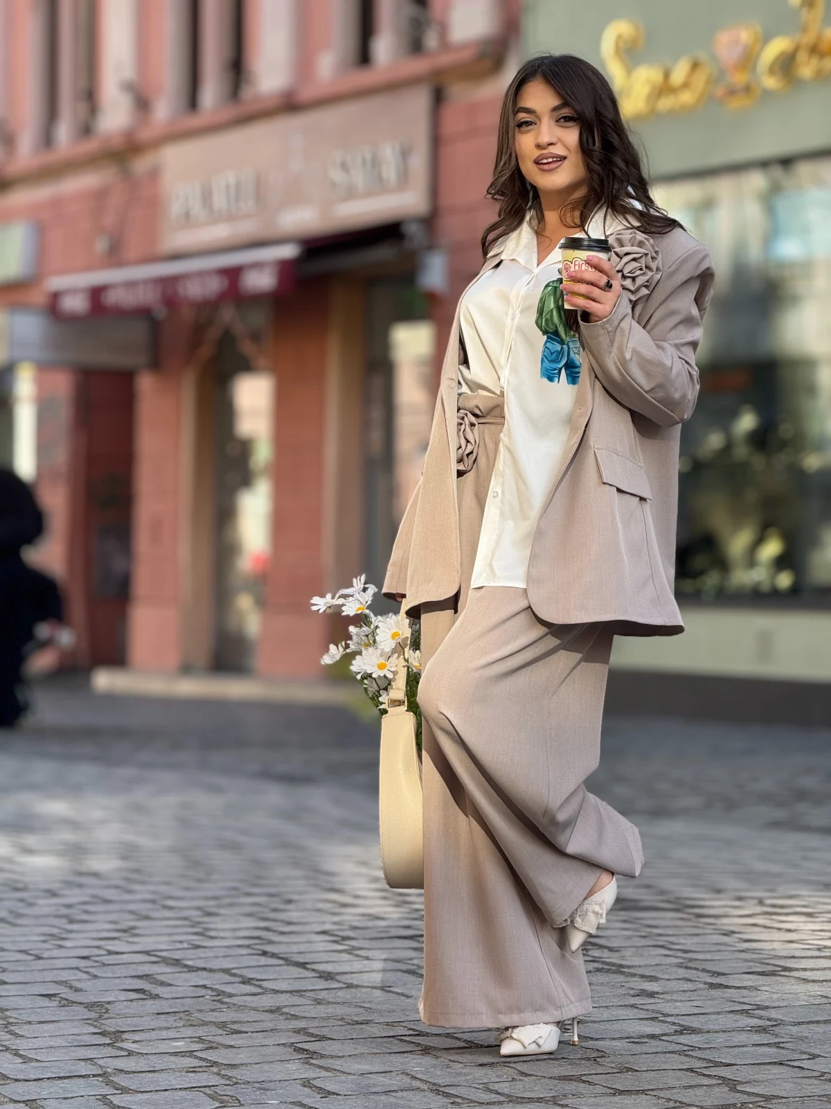 Pantaloni dama bej eleganti cu talie accentuata si brosa detasabila