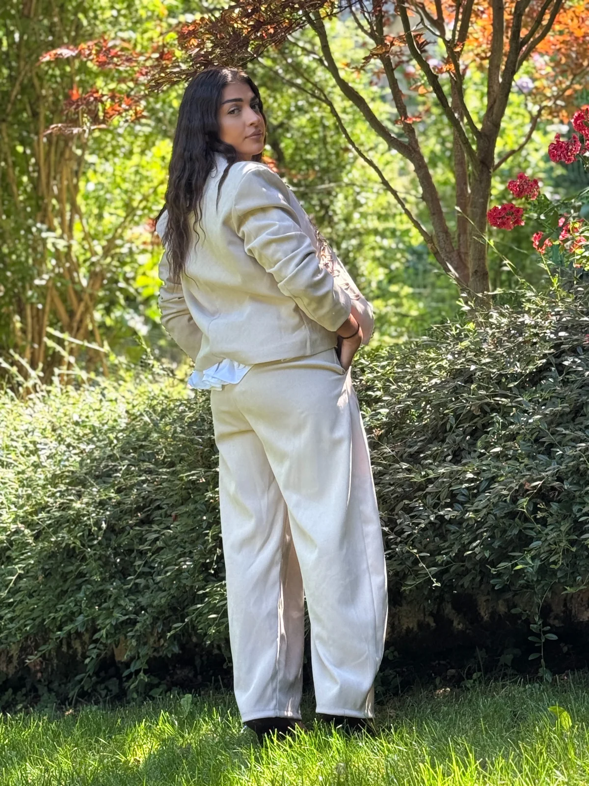 Pantaloni dama bej tip balon cu cusatura pe picior [3]