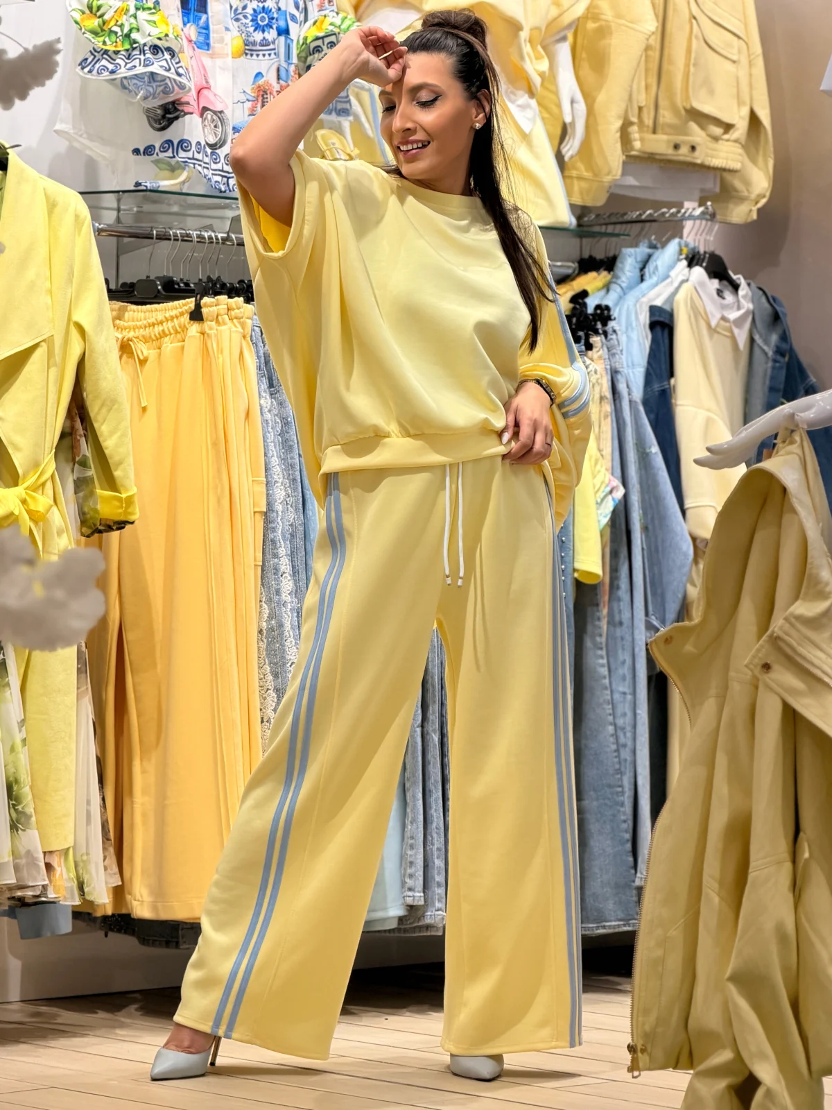 Pantaloni dama galben pastel cu dungi albastre [2]