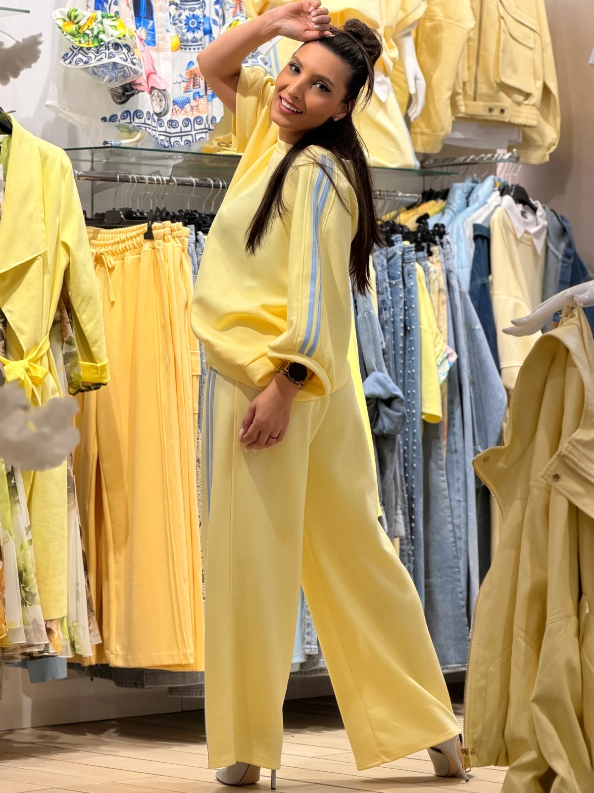 Pantaloni dama galben pastel cu dungi albastre [3]