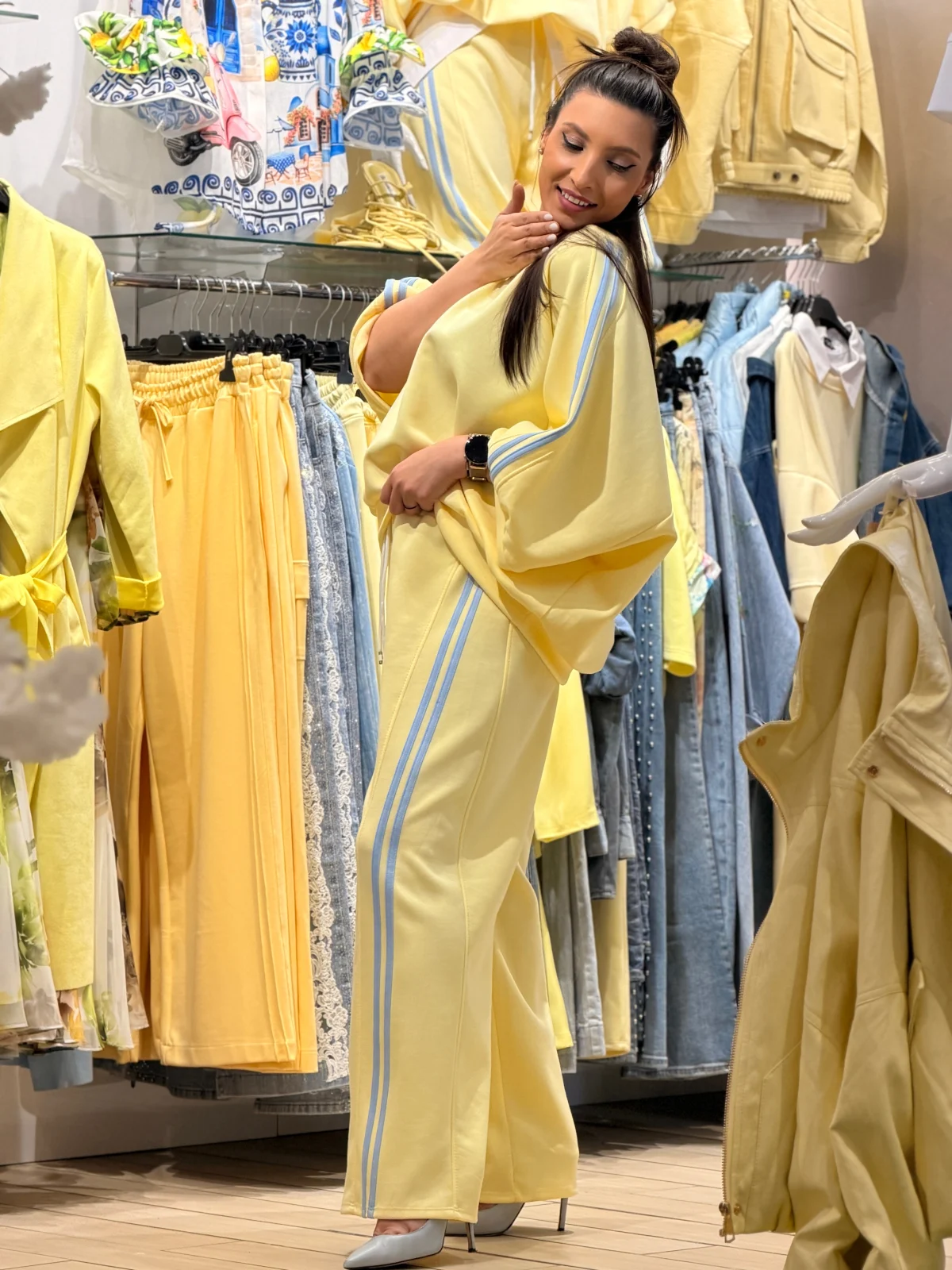 Pantaloni dama galben pastel cu dungi albastre [4]