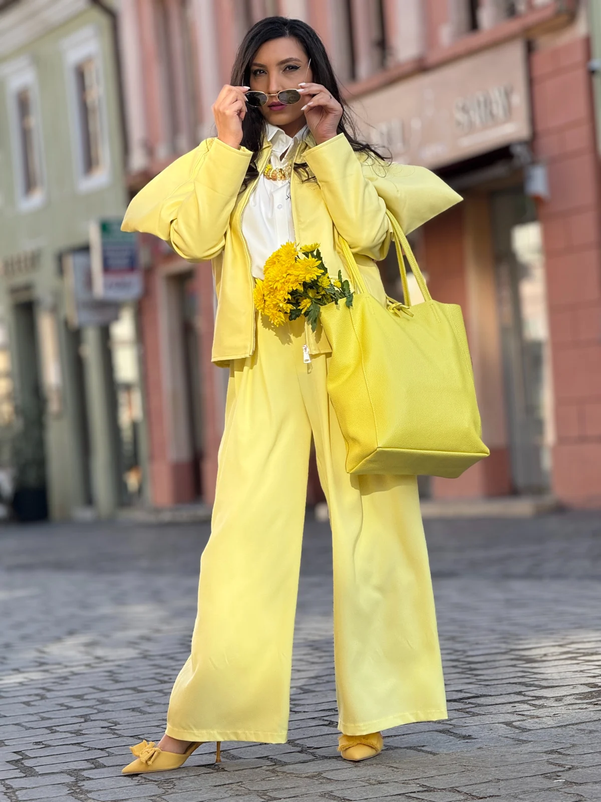 Pantaloni dama galbeni eleganti cu talie accentuata si brosa detasabila [4]