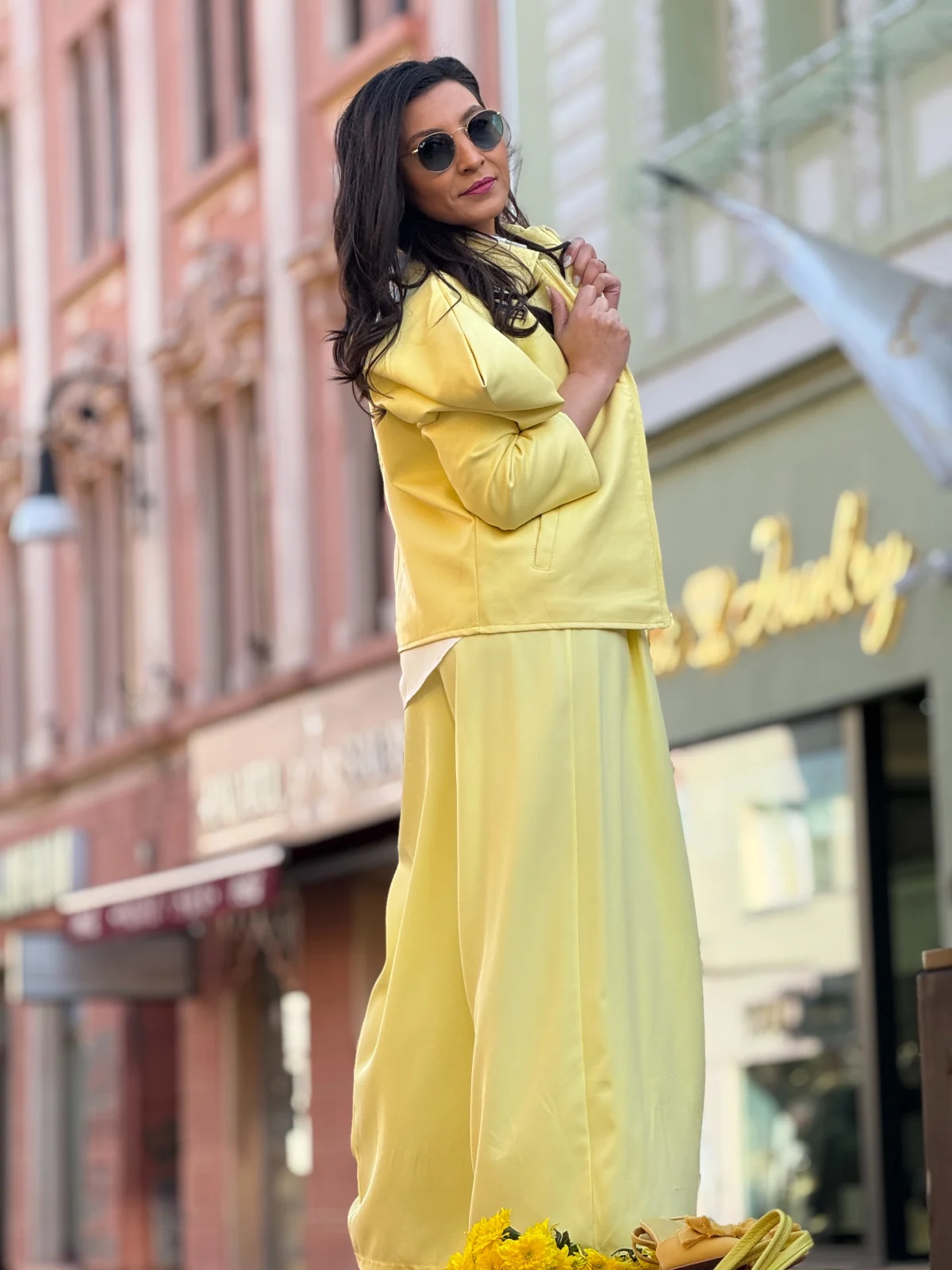 Pantaloni dama galbeni eleganti cu talie accentuata si brosa detasabila [7]