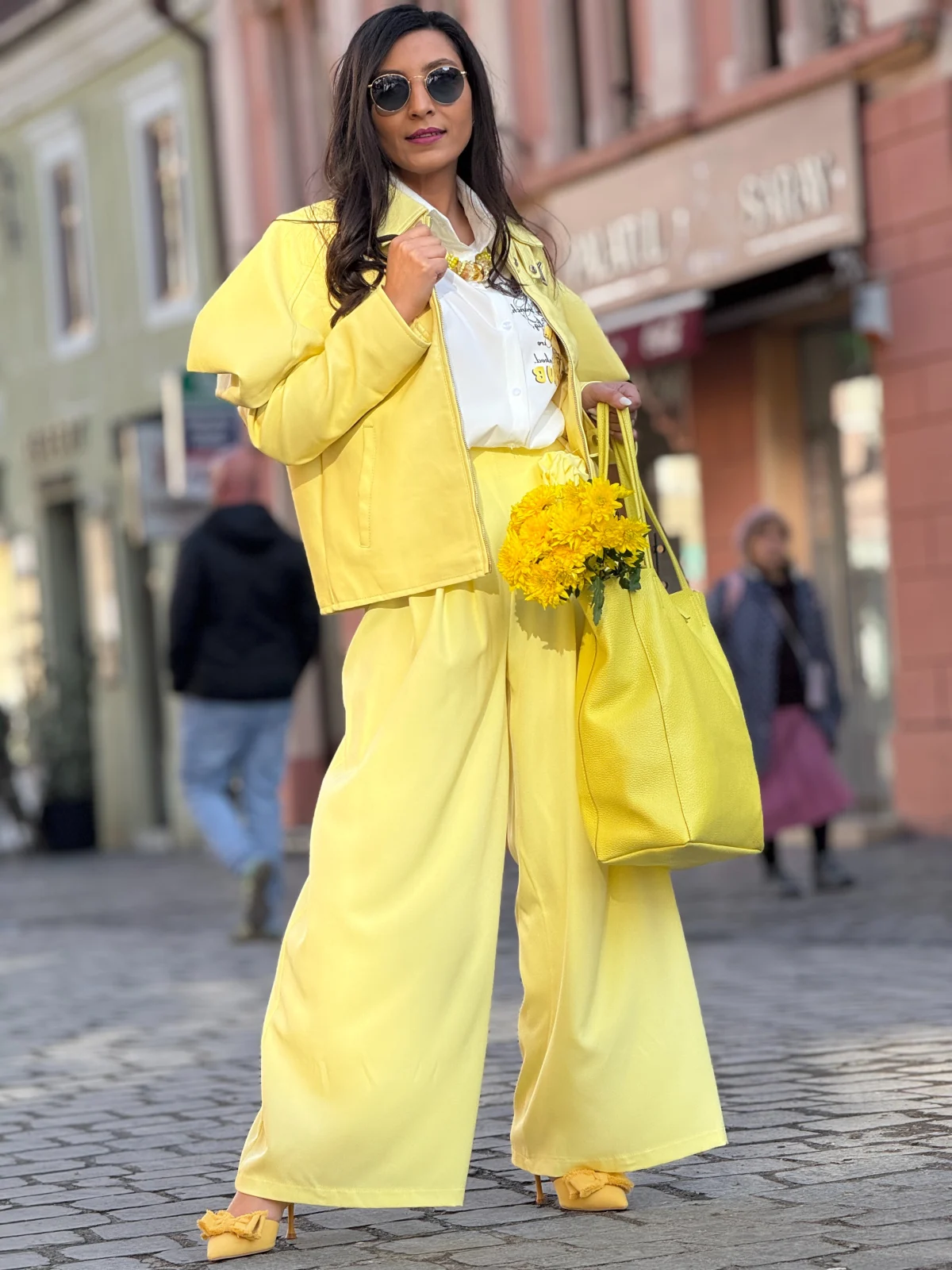 Pantaloni dama galbeni eleganti cu talie accentuata si brosa detasabila [3]